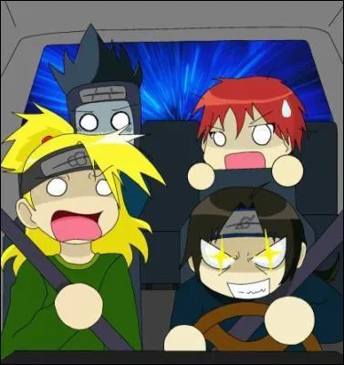 Sur cette image, Itachi conduit une voiture, mais quel est son style de conduite ?
