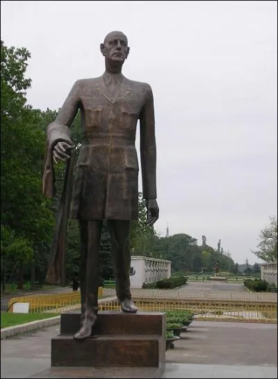 Dans ces trois propositions, laquelle reprsente un pays qui possde une statue de  Charles de Gaulle  ?