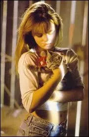 Une toute jeune Vanessa Paradis, chanteuse avec dans les bras un petit chat peut-tre nomm ?