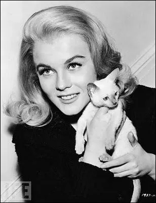 Une autre star hollywoodienne originaire de Scandinavie, qui serre contre elle un petit chat. C'est ?