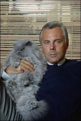 Avec un magnifique chat  poils longs, voici le grand couturier ?