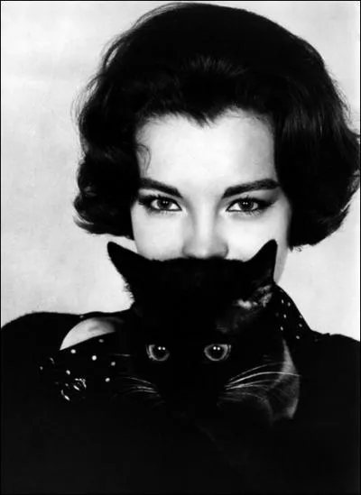 Photo de jeunesse aussi ici, pour cette star europenne, qui se cache ici derrire les oreilles dresses du chat. C'est ?