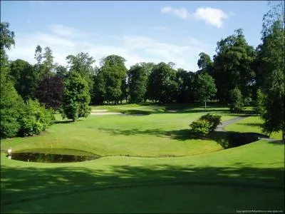 Cette activit peut tre pratique quel que soit le niveau du joueur. Elle permet aussi de voir de superbes paysages tout en s'amusant. De quoi s'agit-il ?