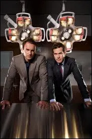 Un duo amical mais pervers et cynique que celui-ci, compos du Dr Troy et du Dr Mac Namara. Quel lien particulier unissait en outre ces deux hommes dans la srie NIP TUCK ?