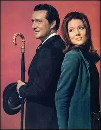 Inoubliable, le top du duo de srie, Madame Emma Peel et Monsieur John Steed, dans CHAPEAU MELON ET BOTTES DE CUIR. Quel motif scnaristique fut donn pour justifier le dpart d'Emma ?