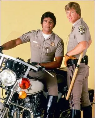 On peut faire une srie de tout, ici un bout d'autoroute et deux motards sympathiques, Poncherello (dit Ponch) et Jon. La srie CHIPs (California Highway Patrol) se passe ?