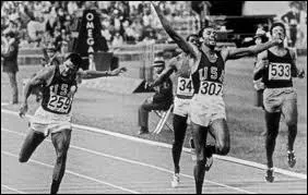 En 1968, à Mexico, deux athlètes noirs américains ont fait sensation sur le podium car pendant l'hymne des USA, ils ont...