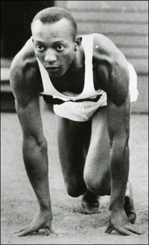 JO de 1936 : à Berlin devant Adolf Hitler, Jesse Owens va battre en brèche les idées de race supérieure blanche en remportant...