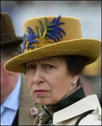 De quel contrôle fut dispensée la princesse Anne d'Angleterre lorsqu'elle participa aux JO en 1976 ?