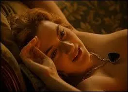 Comment appelle-t-on le collier que Rose porte autour du cou ?