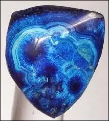 Je suis une pierre dont la densit est d'environ de 3, 8.