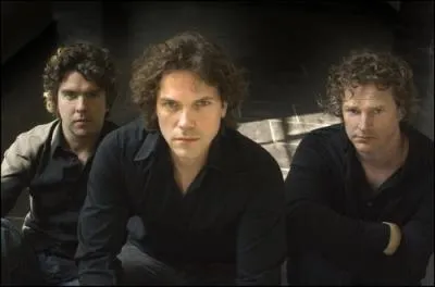 Une voix d'ange et une belle gueule font du chanteur de ce groupe un tre charismatique. Quel est ce groupe :