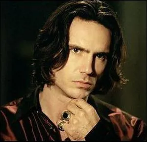 Amoureux de Slne et la dsirant  ses cts, ce vampire est...