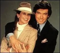 Encore un duo de charme pour cette srie populaire,  l'entre en matire originale : ayant cr de toutes pices son  boss , Laura Holt se trouve contrainte d'accepter celui qui s'en empare...