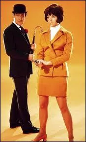 Mme si ce duo n'est pas le meilleur de la srie, il fonctionne grce au flegme de Steed et  la candeur juvnile exprime par Tara King, que joue. . ?