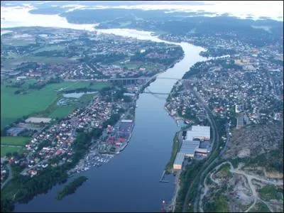 Le Glomma (ou Glma) est le plus long fleuve de son pays. Aprs un parcours d'un peu plus de 600 km il se jette dans le dtroit de Skagerrak, dtroit qui s'ouvre sur la mer du Nord. Le Glomma est...