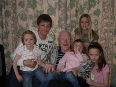 Comment s'appellent les soeurs de Louis ?