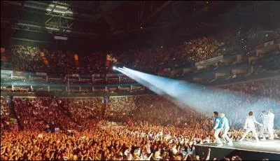 Qui dit dans un de ses solos :  And then I see you in the street, in his arms I get weak...   ?