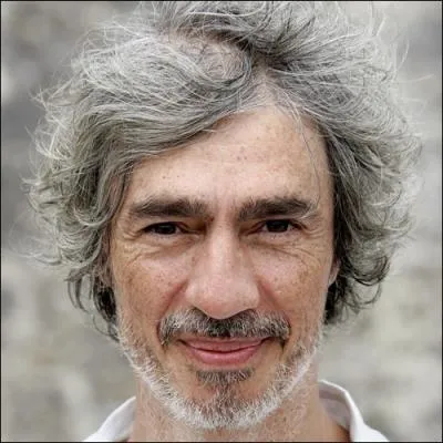 Musicien de talent et ex-membre du groupe de rock Tlphone. Louis...