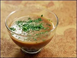 Sauce fond de veau, moelle poche, vin blanc, chalotes et beurre, pour les viandes rouges. La sauce...