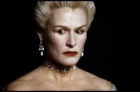  vrai/vrais dire, la Marquise se fait humilier  l'opra, car certaines de ses lettres machiavliques ont t divulgu/divulgues []