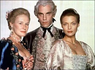 [... ] forcement/forcment amoureuse avec la Prsidente de Tourvel. Selon les apparances/apparences, Valmont ncessitait plus la prsence fminine que la Marquise ncessitait la prsence masculine.