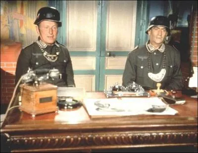 Augustin Bouvet, peintre en btiment et Stanislas Lefort, chef d'orchestre  l'Opra de Paris, menaient une vie tranquille, jusqu'au jour o apparaissent trois parachutistes anglais dont l'avion a t abattu.