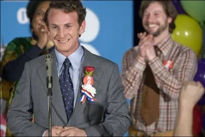 San Francisco, 1972, un homme se prsente aux lections. Aprs de nombreux checs, il est lu conseiller municipal en 1977 et devient le hros de la lutte contre les discriminations.