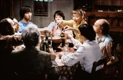 Huit amis qui s'taient connus dans un club de vacances d't en Cte d'Ivoire se retrouvent aux sports d'hiver.