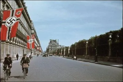 Quel aspect de la guerre voque cette photographie de Zucca, montrant la rue de Rivoli  Paris ?