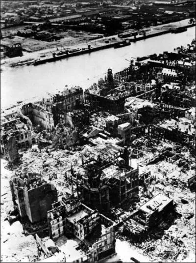 Cette photographie montre les quais de Rouen suite aux bombardements de mai 1944 (la semaine rouge). Coche l'information incorrecte.