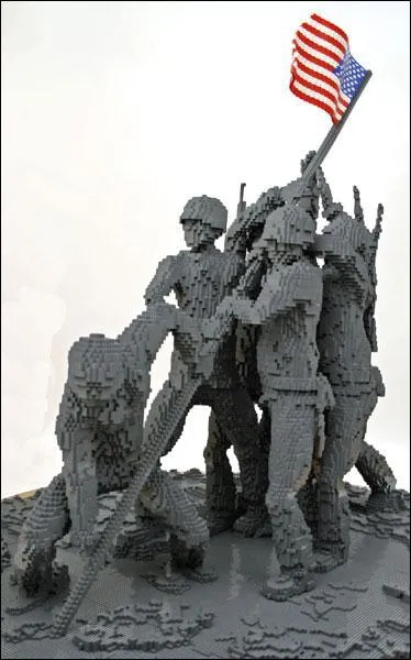 Le 19 fvrier 1945,  Iwo Jima, cinq marines et un infirmier hissent le drapeau amricain au sommet du Mont Suribachi !