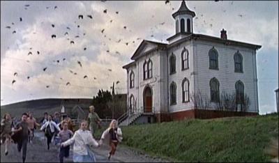 Le film "Les Oiseaux" est un thriller sorti en 1963. Inspiré d'une nouvelle de Daphné du Maurier, il raconte les attaques d'oiseaux envers les habitants d'une petite ville. Qui le réalisa ?