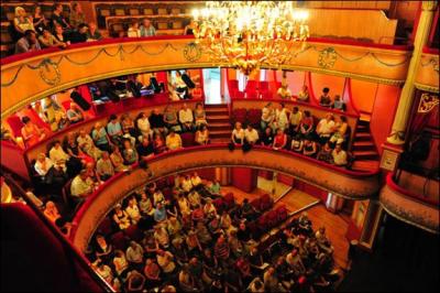 Quelle est la figure de style prsente dans la phrase  Il y a environ 200 ttes dans ce thtre.   ?