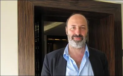 On doit � ce cin�aste, r�alisateur  l'auberge espagnole  et sa suite  les poup�es russes , il se pr�nomme ... .