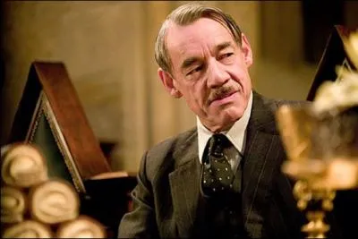 Comment s'appelle le directeur du dpartement de la coopration magique internationale ?