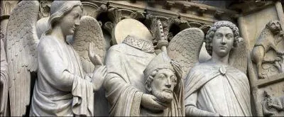 D'abord voie romaine, cette rue, une des plus ancienne de Paris, fut ensuite mise  l'honneur par Ste Genevive et se couvrit de chapelles et d'tablissements religieux. Il s'agit de :