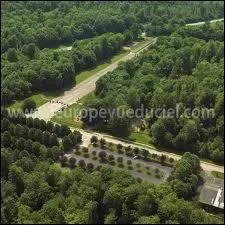 Quel nom est donn  cet important massif forestier d'environ 10 000 hectares ?