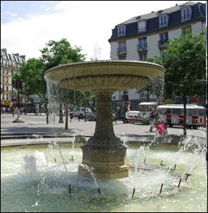 Sur quelle place de Paris est situe cette fontaine, place portant le nom d'un sculpteur franais du XVIII me sicle ?