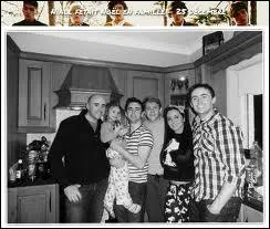 Comment s'appellent ses parents et son frre ?