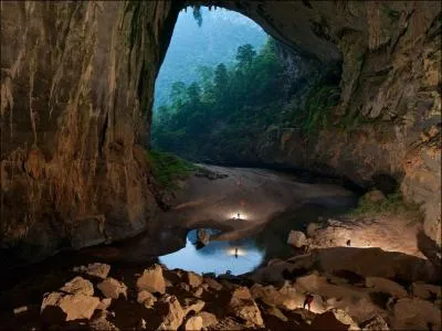 Dans cette immense grotte vietnamienne, entoure par la fort, il peut passer, souvent de nuit !