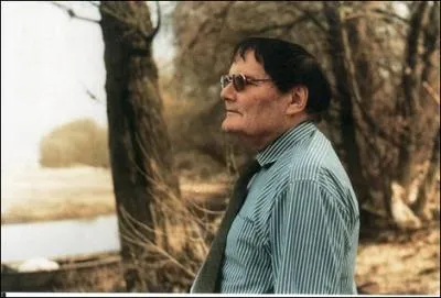 Cet homme pensif rflchit peut tre  un autre roman, aprs avoir crit  Vipre au poing , il se prnomme ...