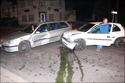 En appelant Menaut, tout ce petit monde s'apperoit qu'il n'est pas avec la femme de Brochant, mais avec la femme du contrleur. La femme de Brochant a elle eu un ...