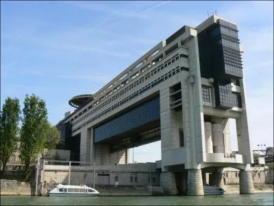 Il travaille au ministre des finances ...