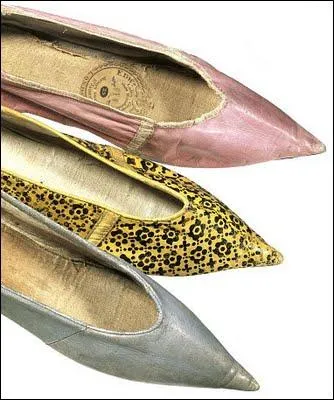 Ces chaussures sont exposes au Victoria et Albert Museum de Londres. Pour quelle raison ?