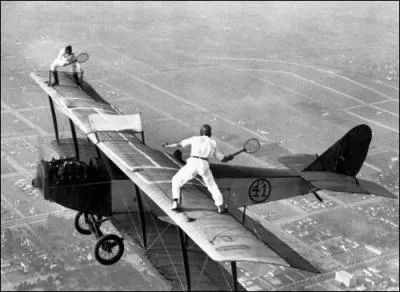Cette photographie montre des joueurs de tennis en plein ciel, sur les ailes d'un bi-plan. Elle date de ?