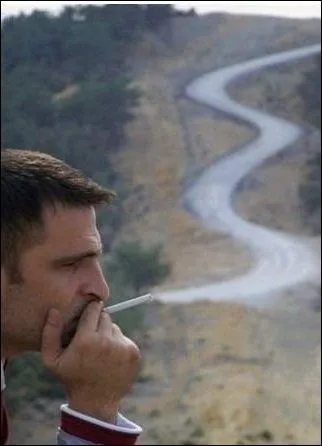 Voici une photo en trompe-l'oeil, qui fait que ce qui figure la fume de la cigarette est en fait ?