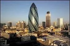 En franais, comment peut-on traduire le surnom du gratte-ciel situ au 30 St Mary Axe ( ou Swiss Re Tower ), dans le quartier des affaires de la City de Londres ?