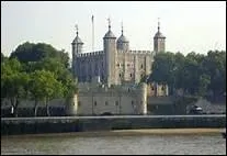 Quel souverain fit difier la partie la plus ancienne de la Tour de Londres, qui porte le nom de White Tower ?