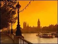 Parmi les affirmations suivantes concernant la Tamise, fleuve qui traverse Londres, laquelle est exacte ?